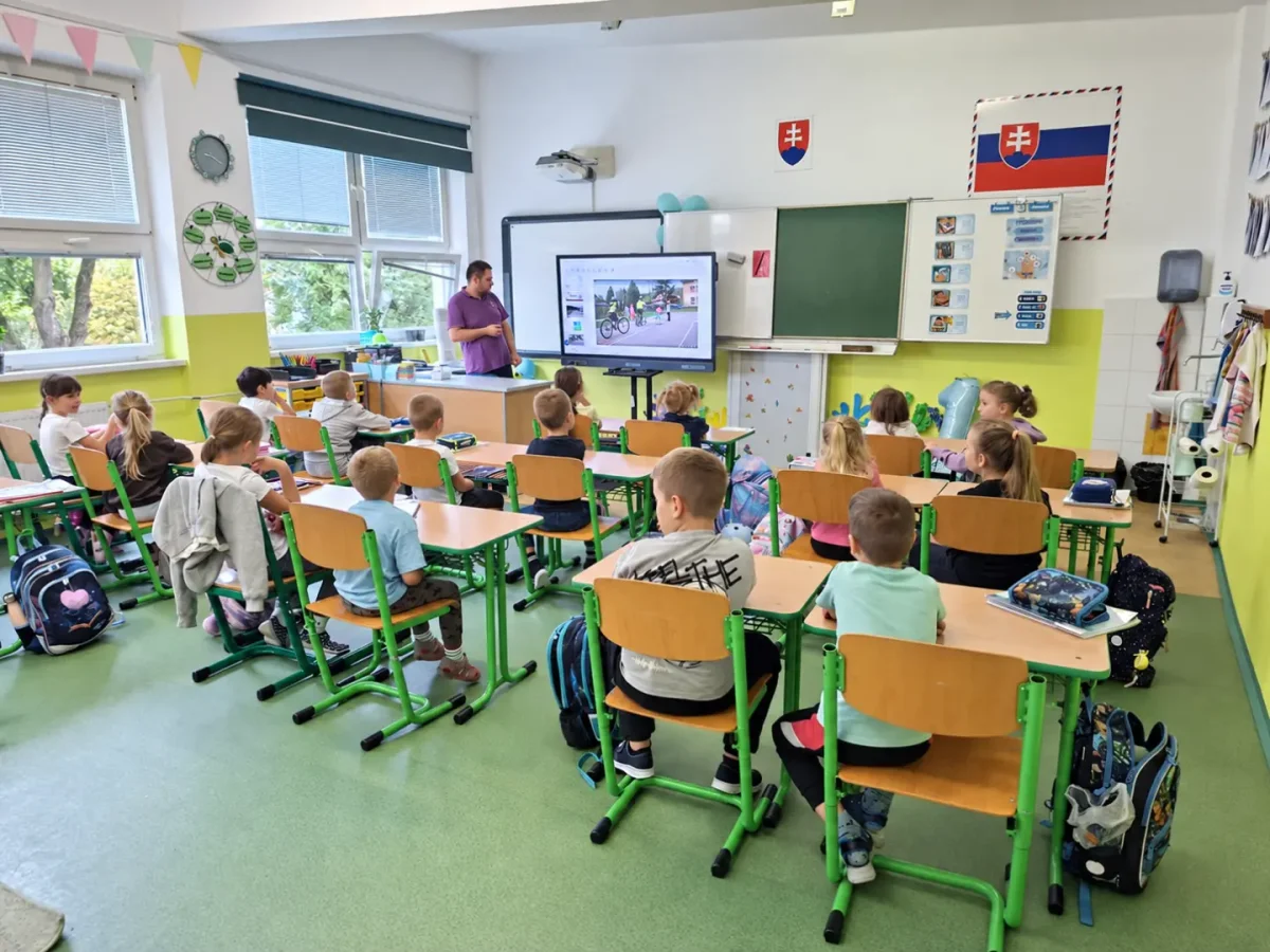 Žiaci počas prednášky v triede